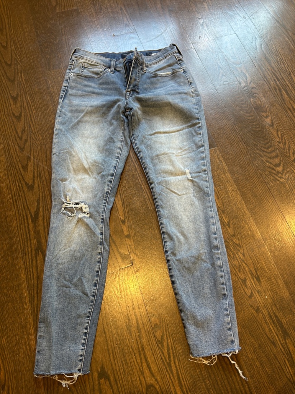Lucky Brand Skinny Jeans in Faded Blue with Distressed Knee. 6/28